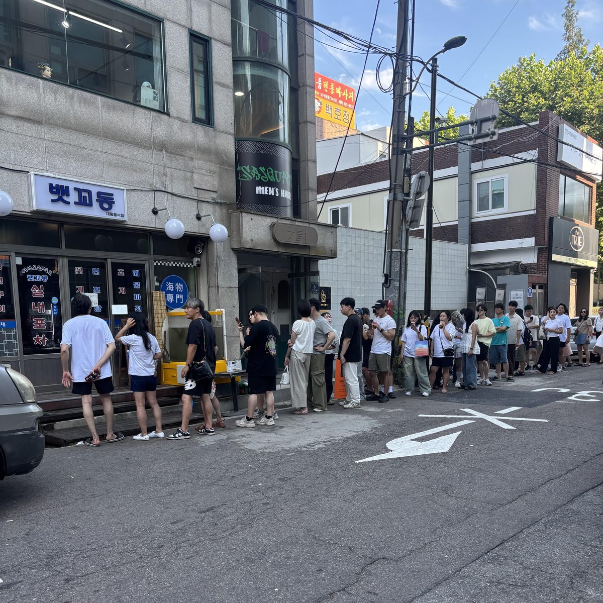 뱃꼬동 앞에 줄 선 손님들